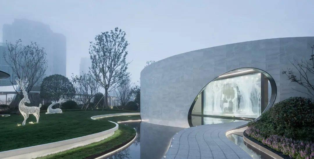 逃离老旧温泉社